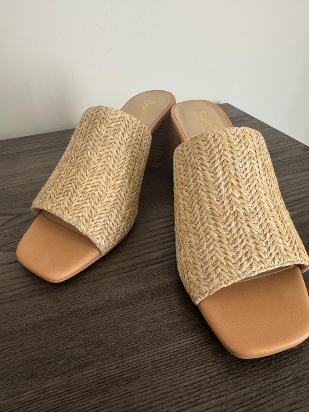 Seychelles raffia beige slide.